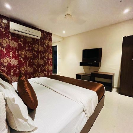 Hotel Nova Vesu スーラト エクステリア 写真
