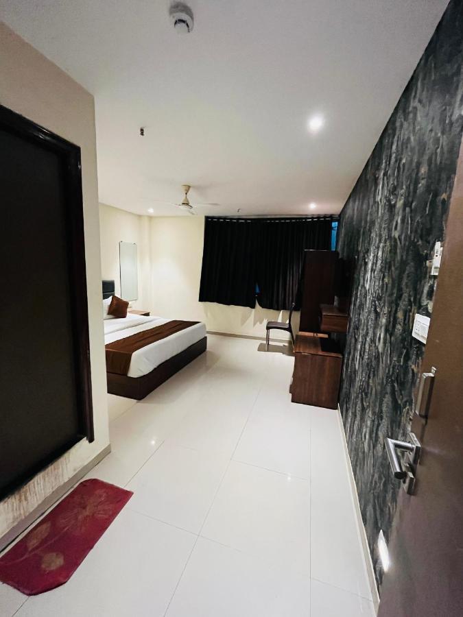 Hotel Nova Vesu スーラト エクステリア 写真