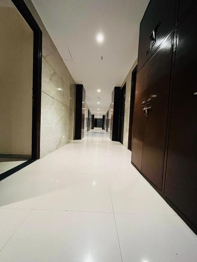 Hotel Nova Vesu スーラト エクステリア 写真