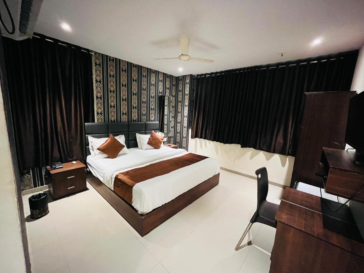 Hotel Nova Vesu スーラト エクステリア 写真