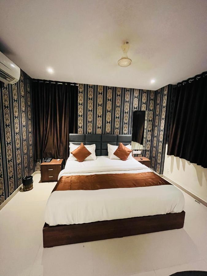 Hotel Nova Vesu スーラト エクステリア 写真