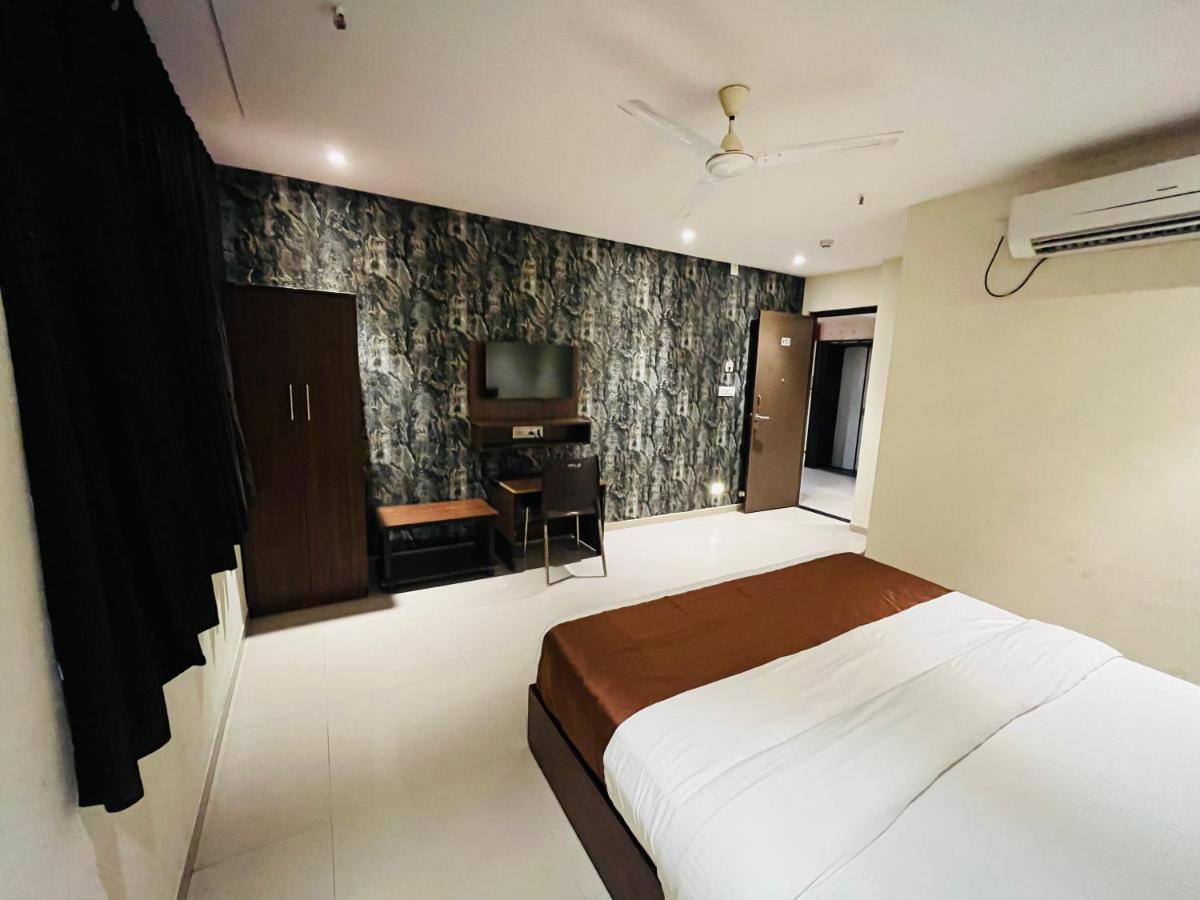 Hotel Nova Vesu スーラト エクステリア 写真